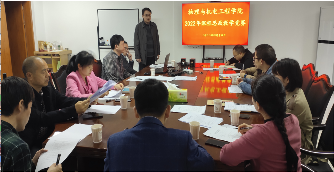 图为公司经理邓科做赛前讲话