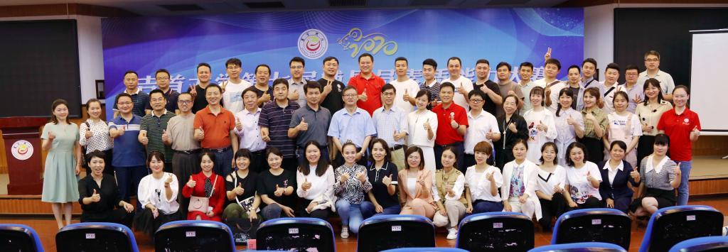 图为 全校参赛辅导员与公司领导合影